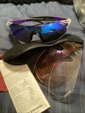 Tifosi Optics - 3 interchangeable lenses & wrap style frame
